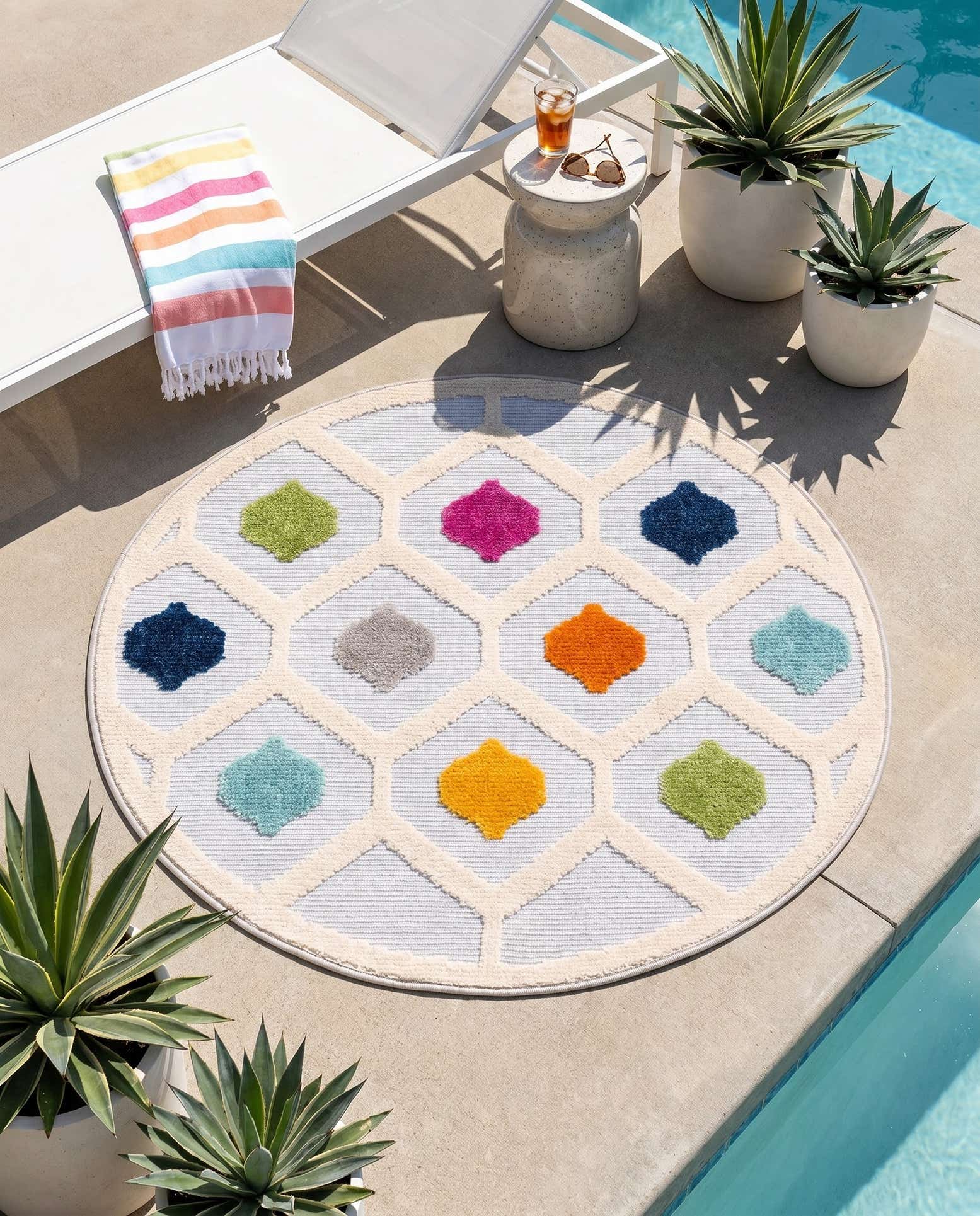 3' 3 x 3' 3 Easy-Clean Aruba Indoor / Outdoor Round Rug
