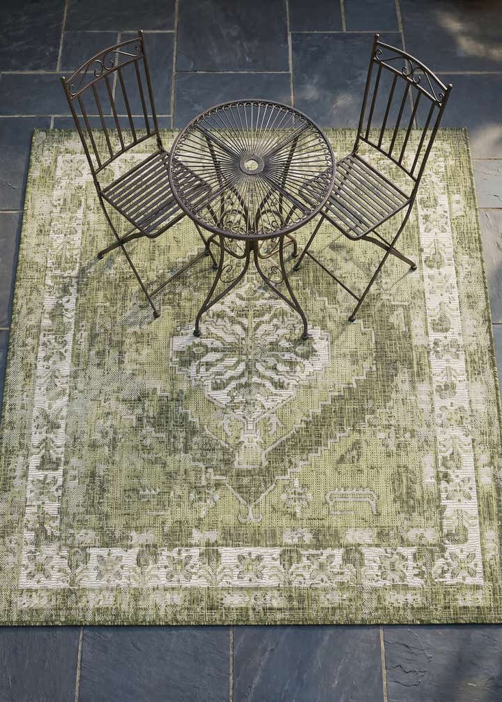 5' 3 x 5' 3 Easy-Clean Traditional Indoor / Outdoor Square Rug