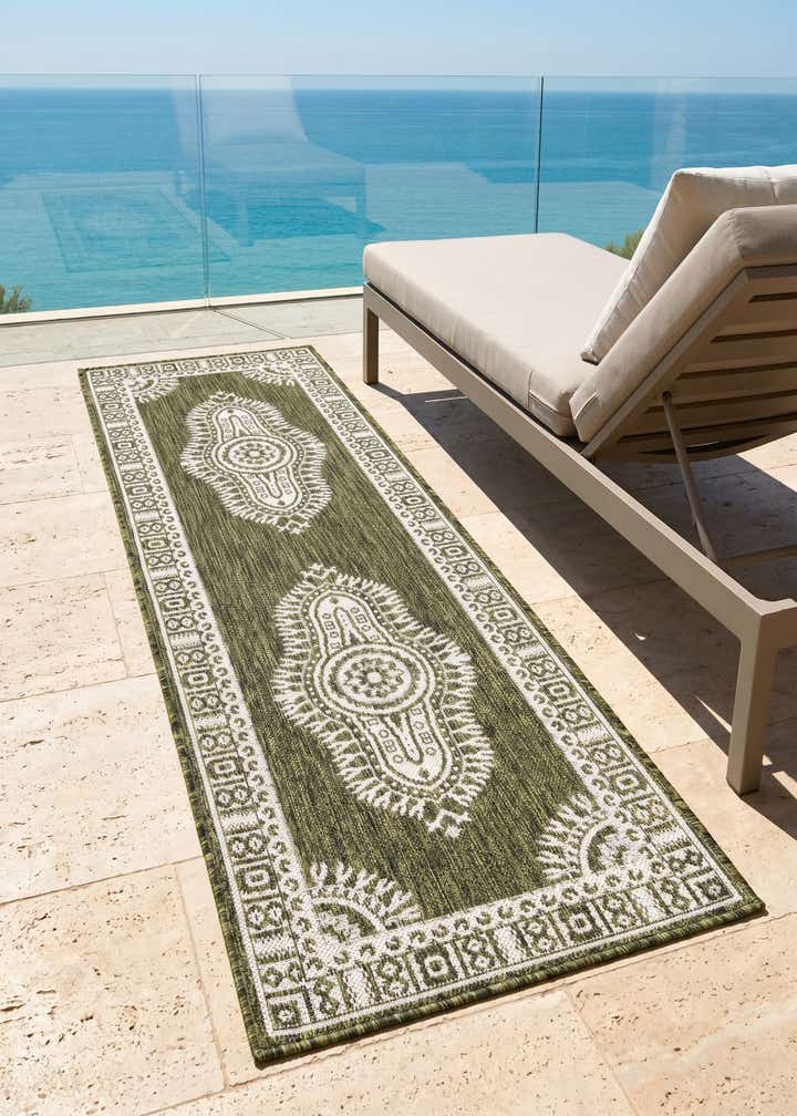 2' x 6' Easy-Clean Traditional Indoor / Outdoor Runner Rug