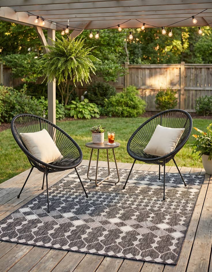 Detail image of 5' 3 x 8' Easy-Clean Trellis Indoor / Outdoor Rug
