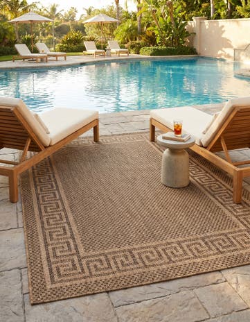 5' 3 x 8' Easy-Clean Border Indoor / Outdoor Rug