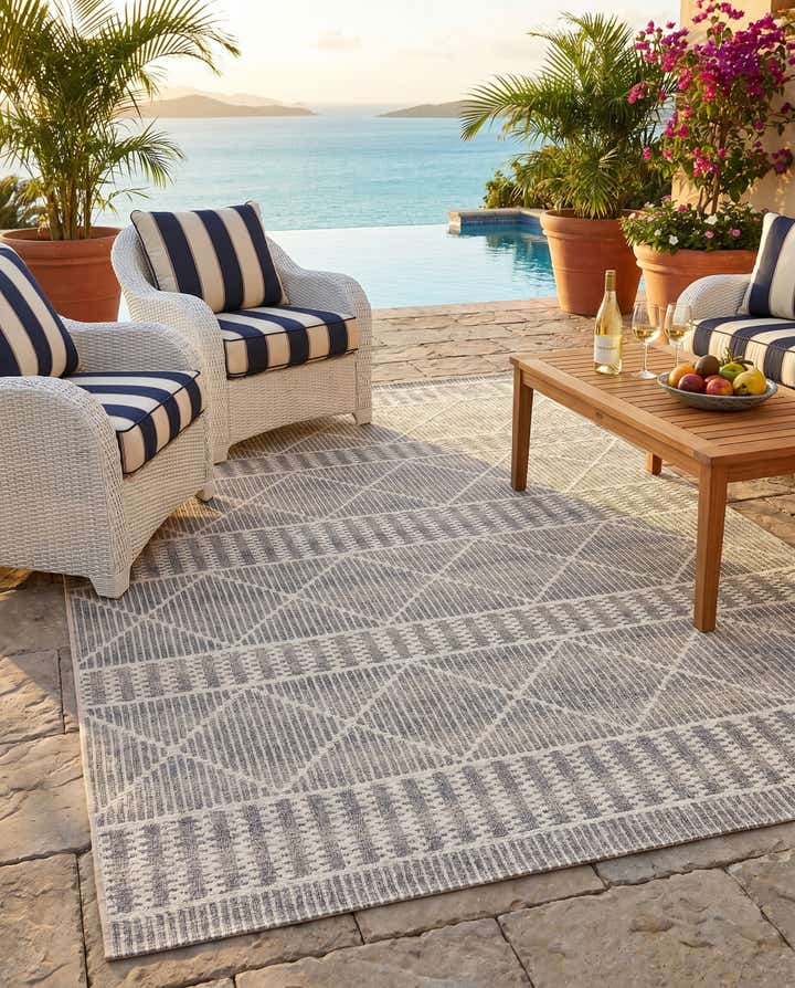 5' 3 x 8' Easy-Clean Lattice Indoor / Outdoor Rug