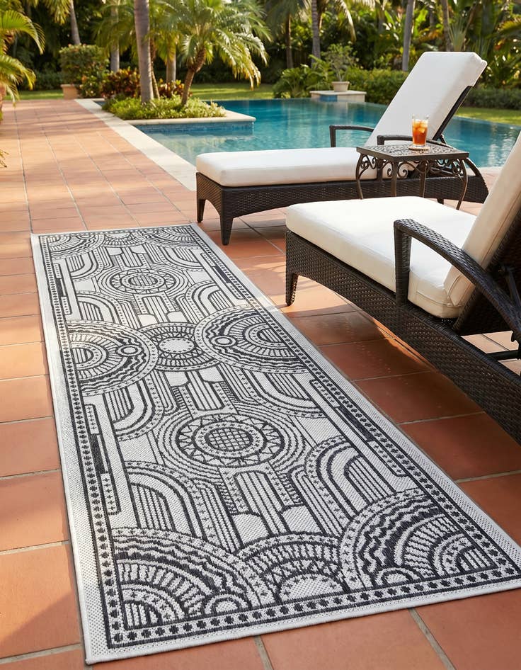 Detail image of 2' x 6' 1 Easy-Clean Traditional Indoor / Outdoor Runner Rug