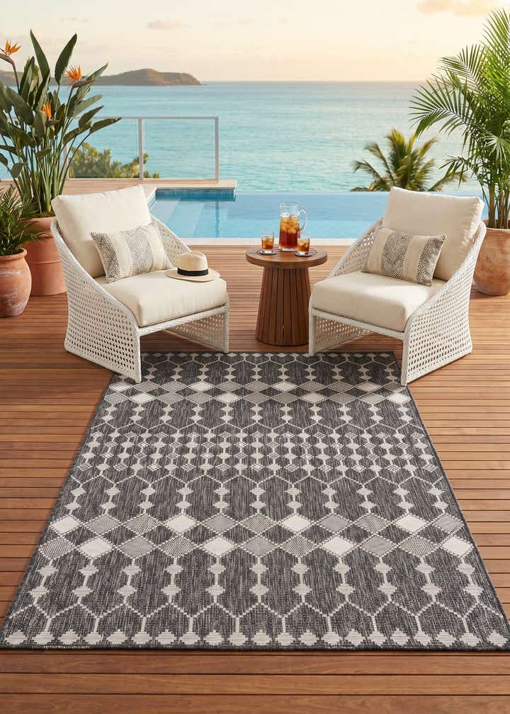 5' 3 x 8' Easy-Clean Trellis Indoor / Outdoor Rug