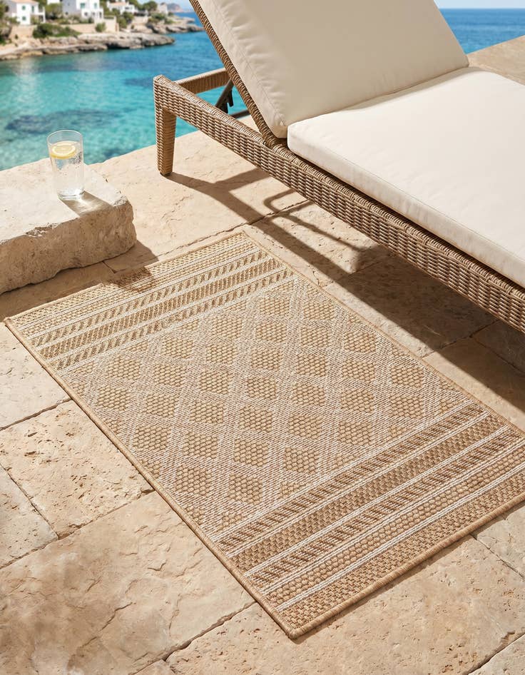 Detail image of 2' x 3' 1 Easy-Clean Trellis Indoor / Outdoor Rug