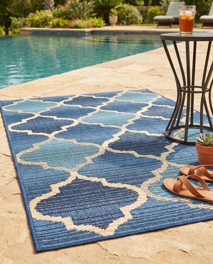 Detail image of 2' 2 x 3' Easy-Clean Trellis Indoor / Outdoor Rug