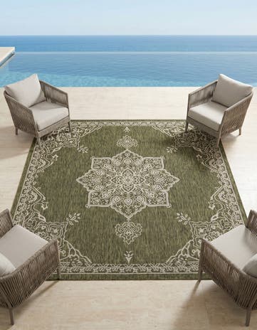 7' 10 x 7' 10 Easy-Clean Traditional Indoor / Outdoor Square Rug