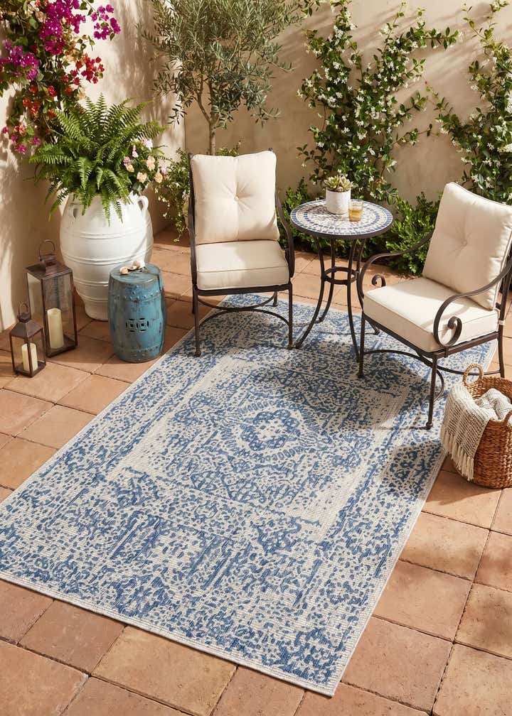 5' 3 x 8' Easy-Clean Traditional Indoor / Outdoor Rug