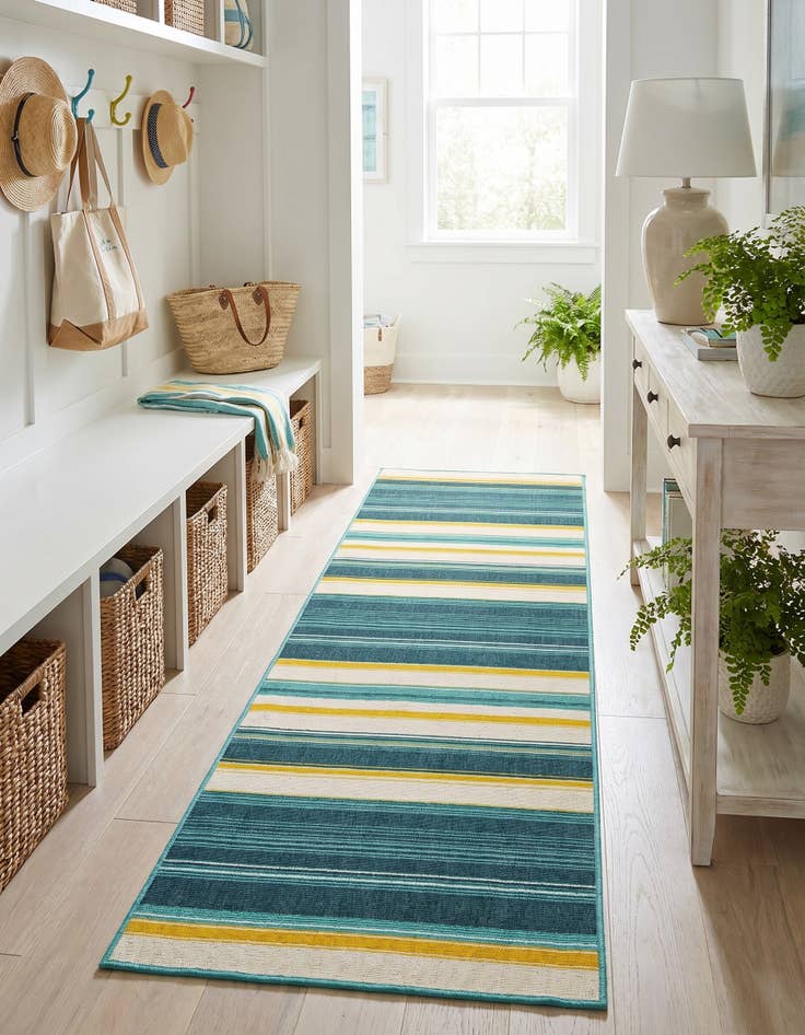 Detail image of 2' 7 x 10' Easy-Clean Border Indoor / Outdoor Runner Rug