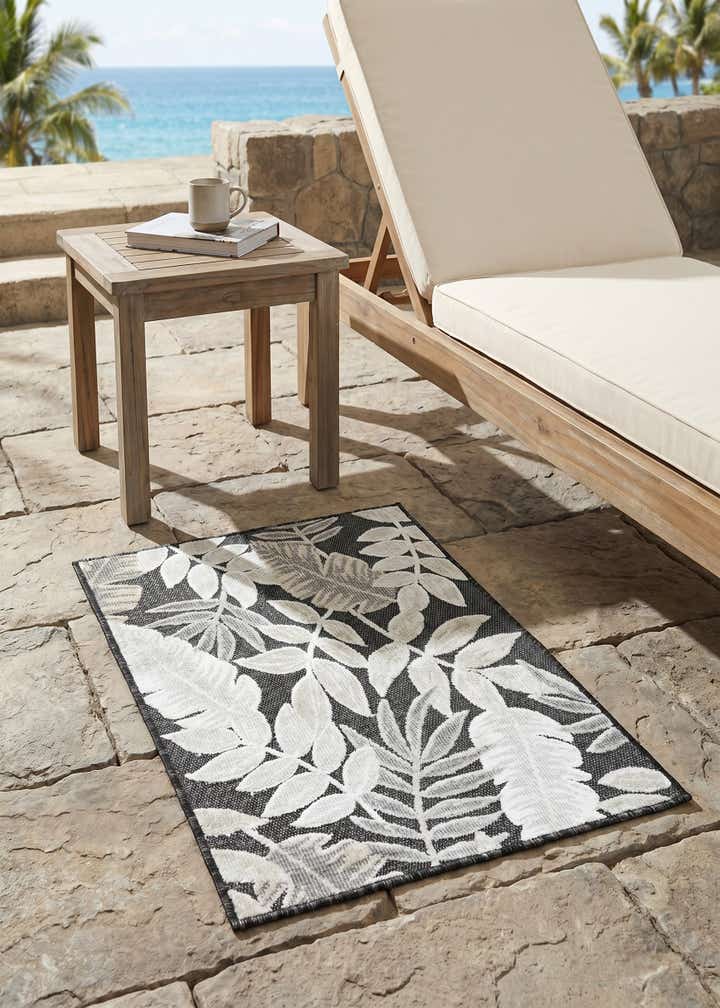 2' 2 x 3' Easy-Clean Botanical Indoor / Outdoor Rug