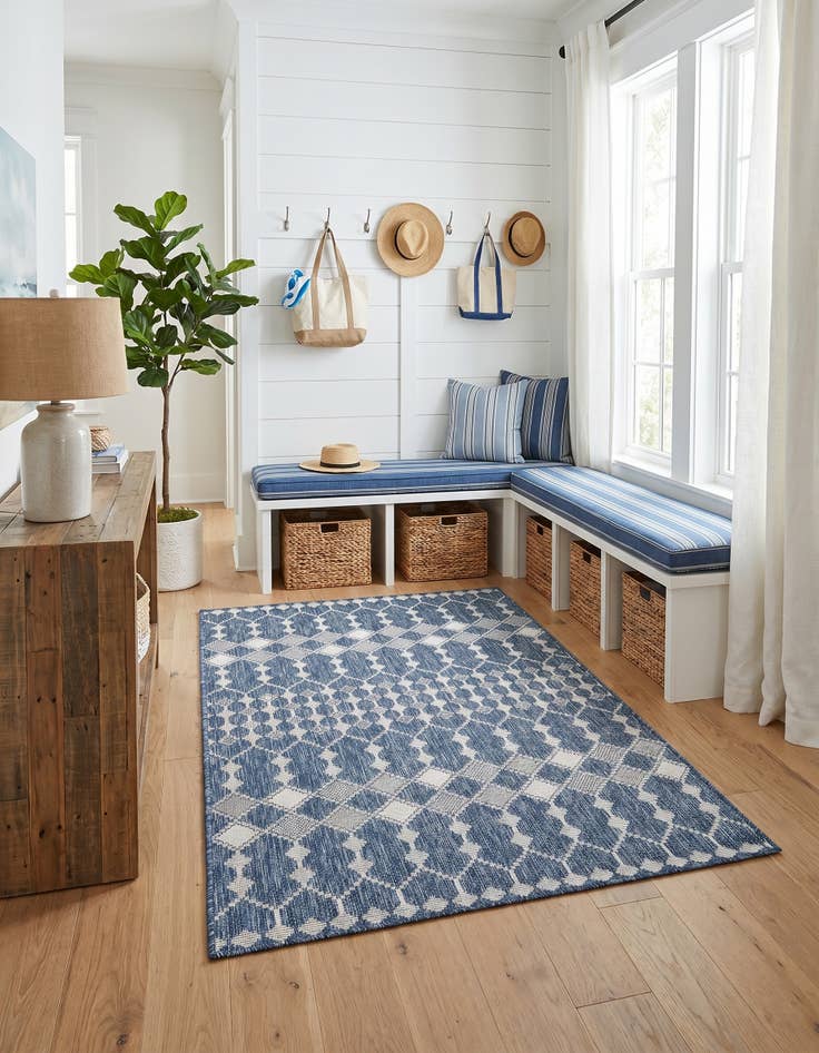 Detail image of 4' x 6' Easy-Clean Lattice Indoor / Outdoor Rug