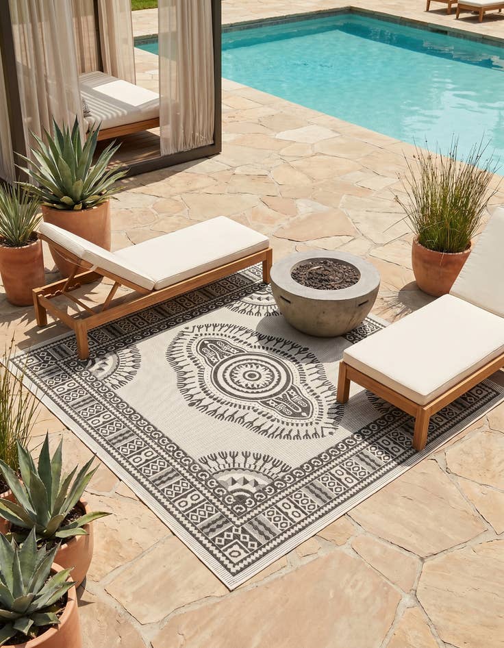 Detail image of 7' 10 x 7' 10 Easy-Clean Traditional Indoor / Outdoor Square Rug