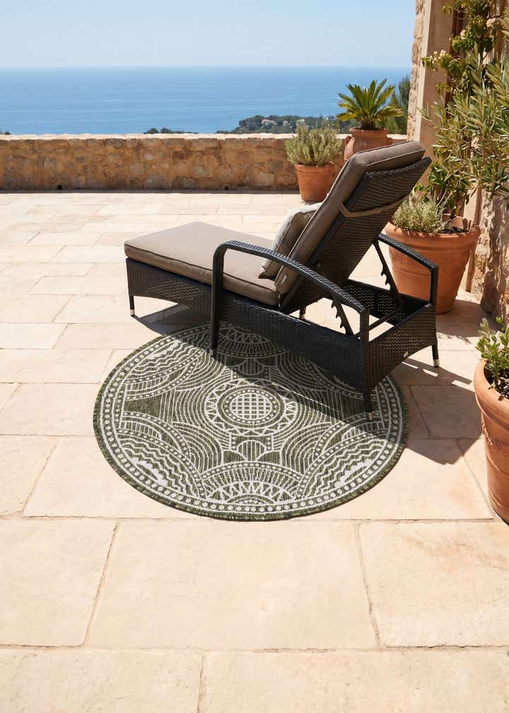 3' x 3' Easy-Clean Traditional Indoor / Outdoor Round Rug