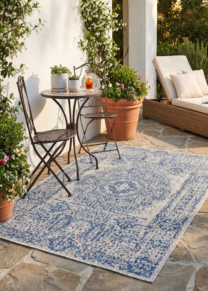 5' 3 x 8' Easy-Clean Traditional Indoor / Outdoor Rug