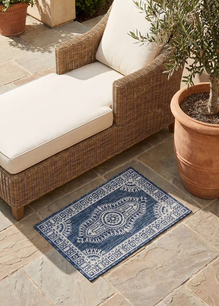2' x 3' Easy-Clean Traditional Indoor / Outdoor Rug