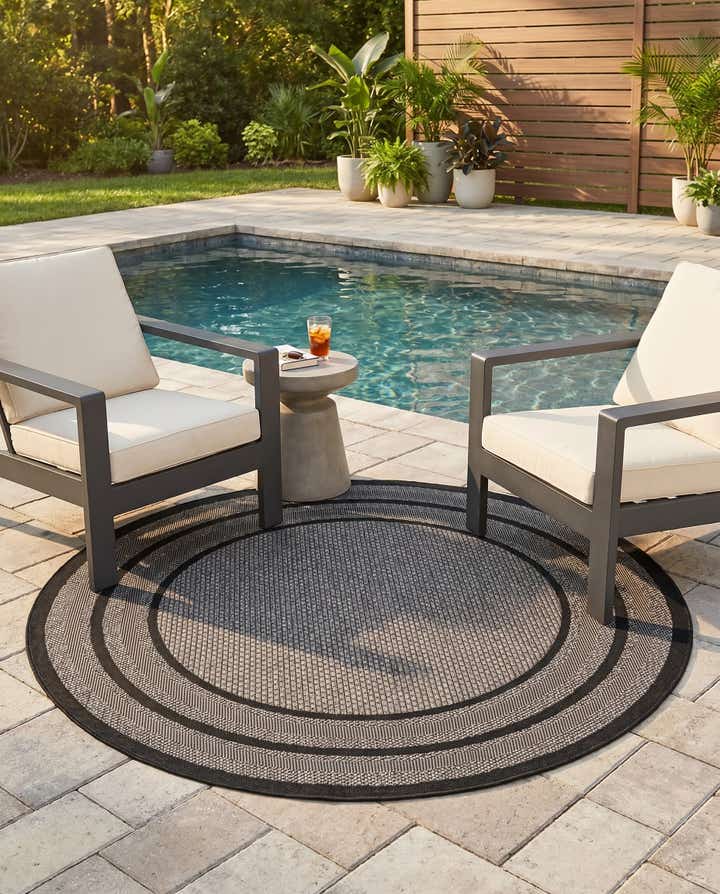 6' x 6' Easy-Clean Border Indoor / Outdoor Round Rug