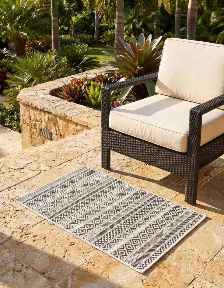 Detail image of 2' x 3' Easy-Clean Ribbon Indoor / Outdoor Rug