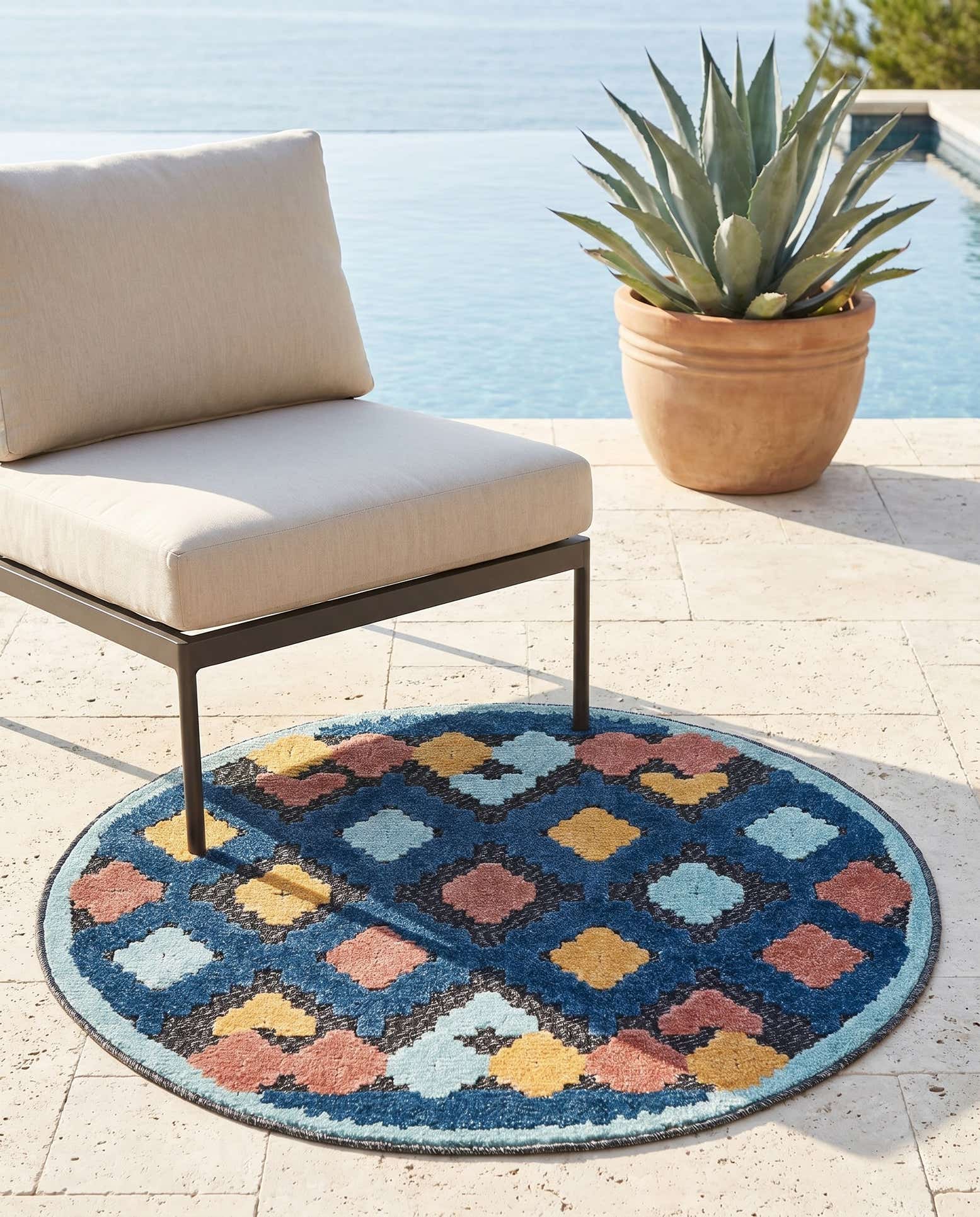 3' 3 x 3' 3 Easy-Clean Belize Indoor / Outdoor Round Rug