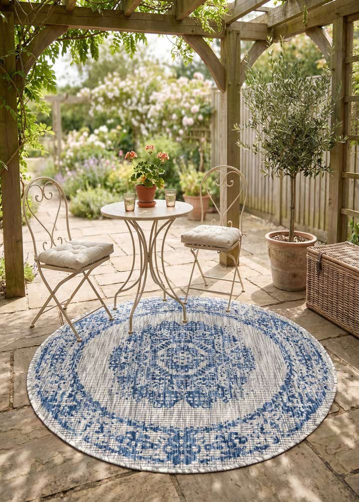 4' x 4' Easy-Clean Traditional Indoor / Outdoor Round Rug