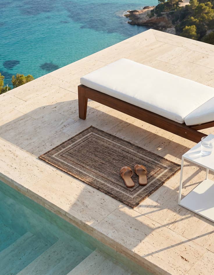 Detail image of 2' x 3' 1 Easy-Clean Border Indoor / Outdoor Rug