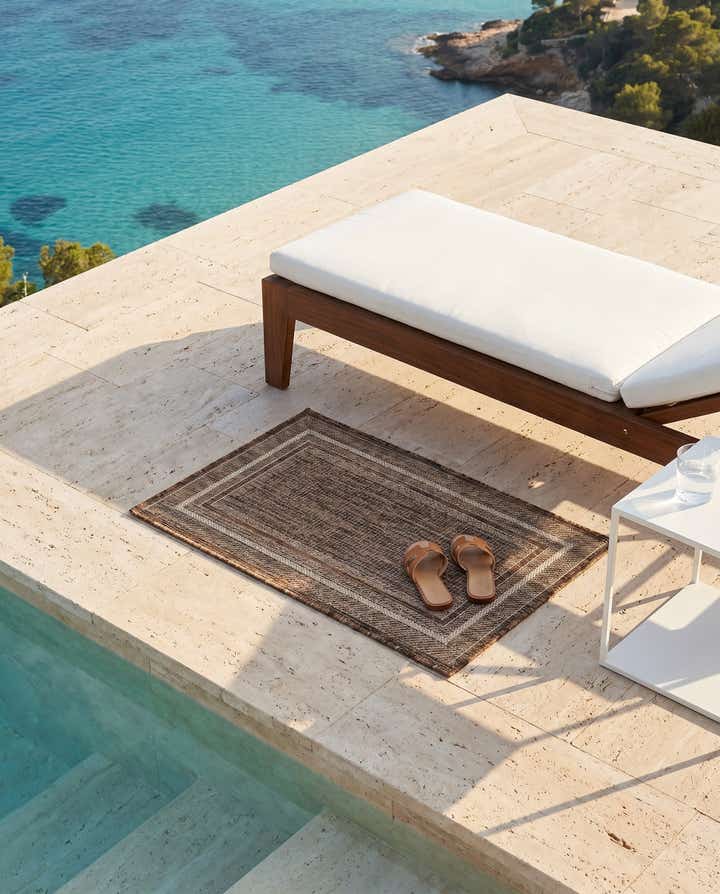 2' x 3' 1 Easy-Clean Border Indoor / Outdoor Rug