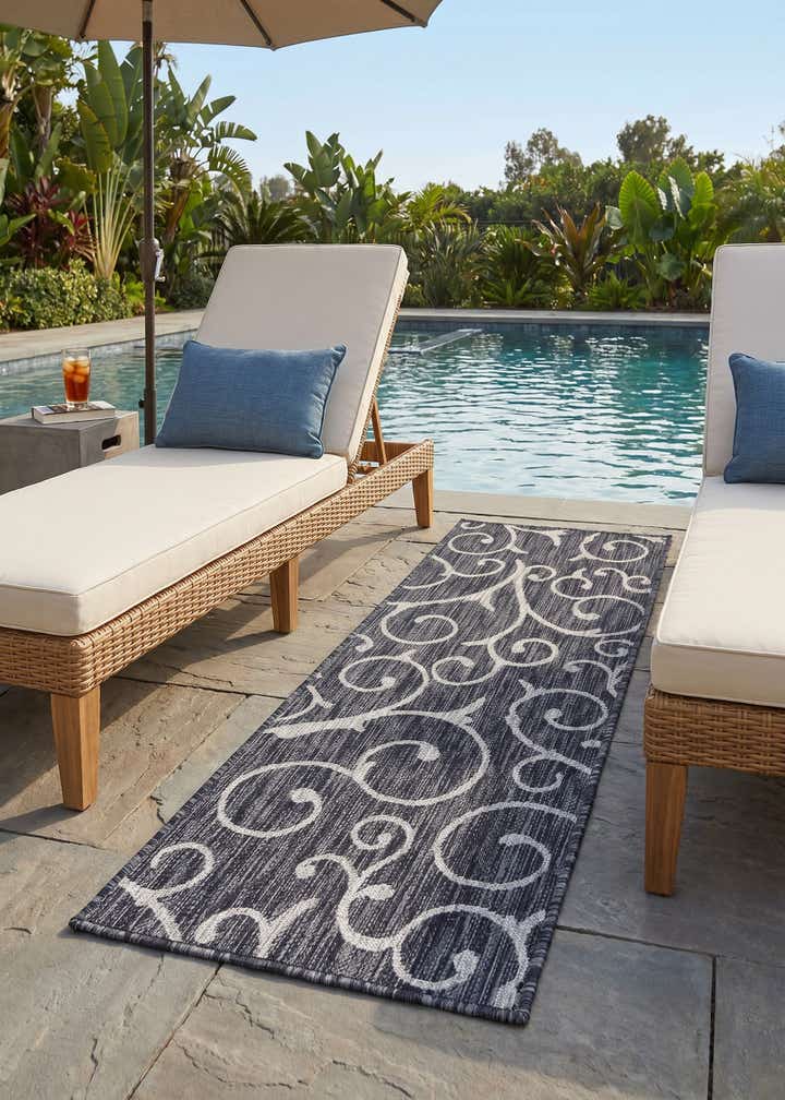 2' x 6' Easy-Clean Botanical Indoor / Outdoor Runner Rug