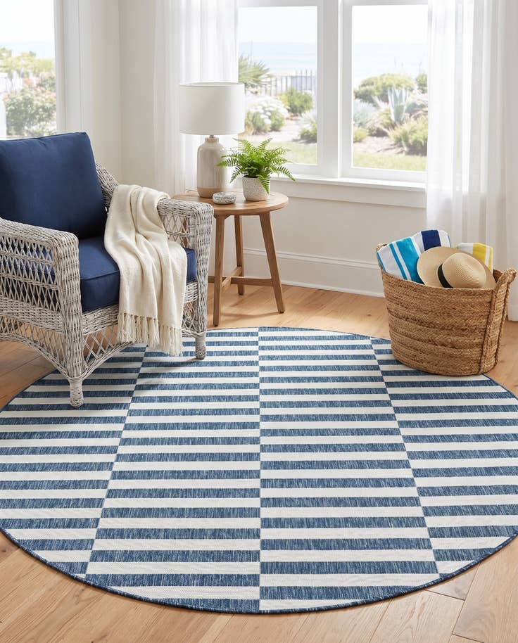 Detail image of 7' 10 x 7' 10 Easy-Clean Striped Indoor / Outdoor Round Rug
