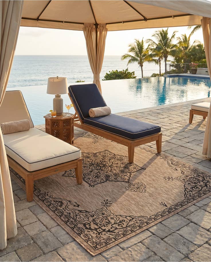Detail image of 7' 10 x 10' Easy-Clean Traditional Indoor / Outdoor Rug