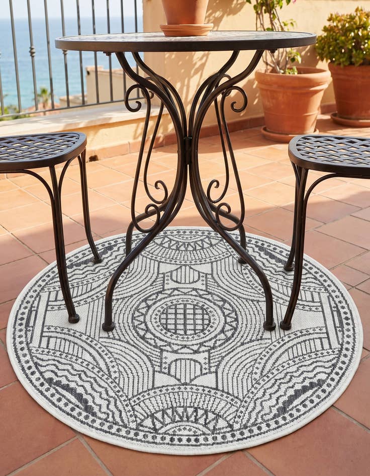 Detail image of 3' 1 x 3' 1 Easy-Clean Traditional Indoor / Outdoor Round Rug