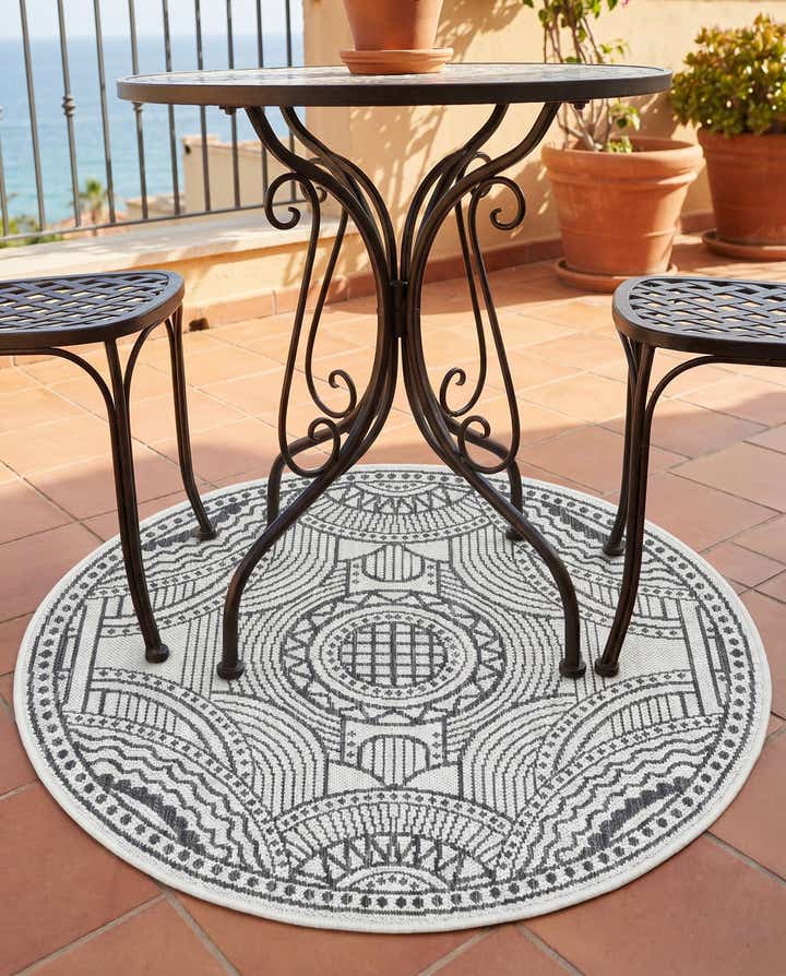 3' 1 x 3' 1 Easy-Clean Traditional Indoor / Outdoor Round Rug