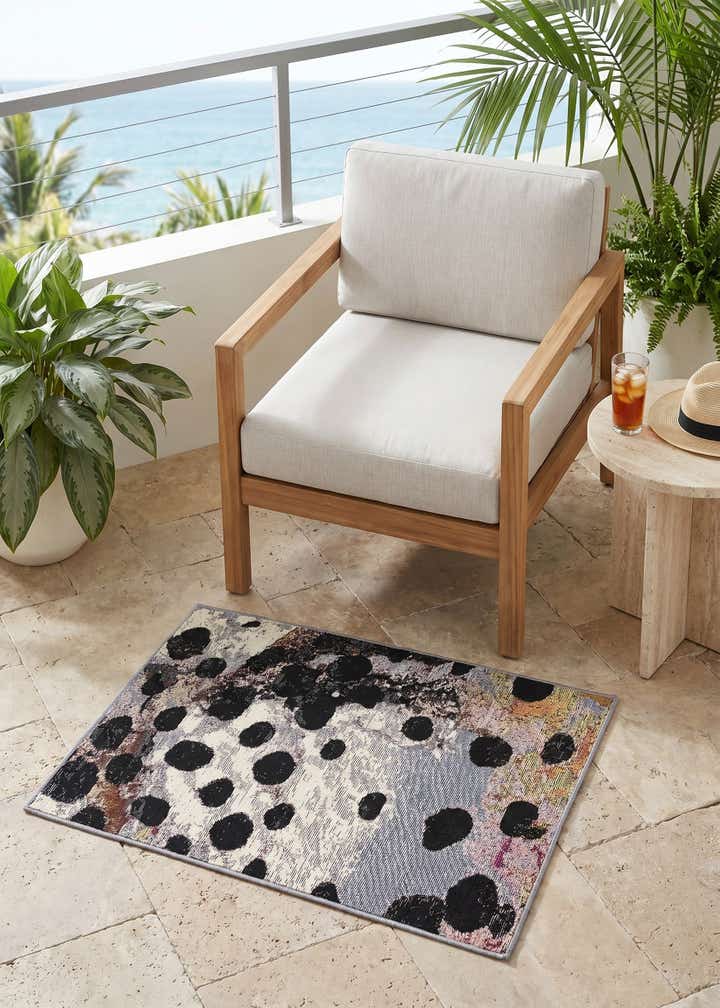 2' x 3' Easy-Clean Modern Indoor / Outdoor Rug