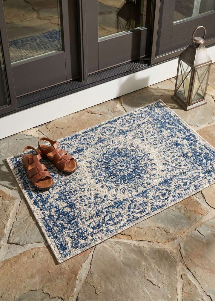 2' x 3' Easy-Clean Traditional Indoor / Outdoor Rug