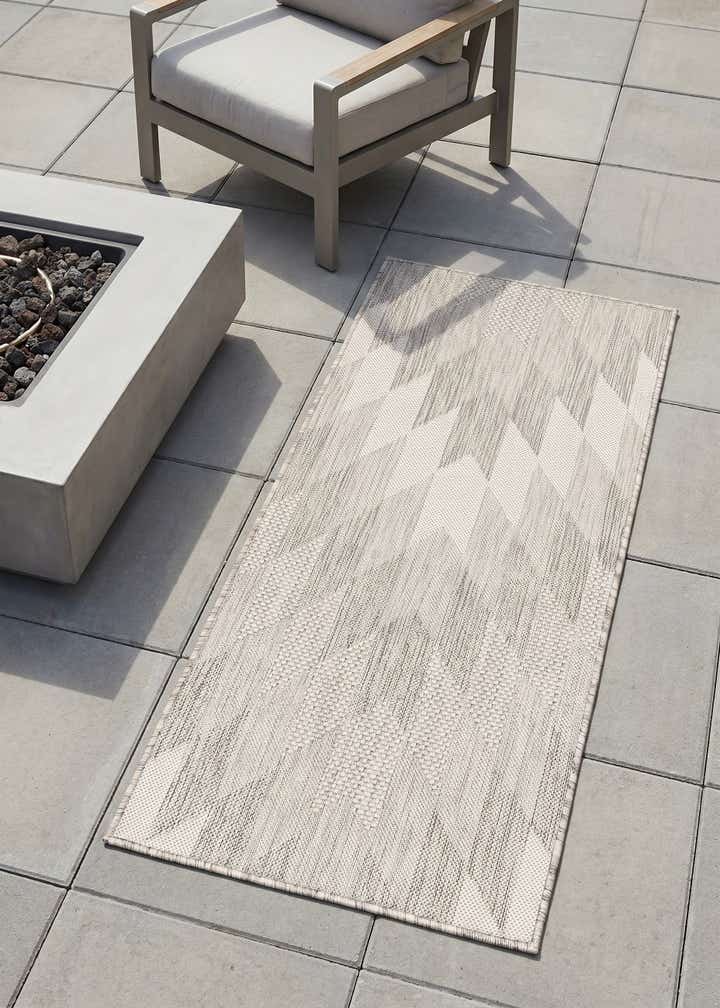 2' x 4' Easy-Clean Modern Indoor / Outdoor Runner Rug