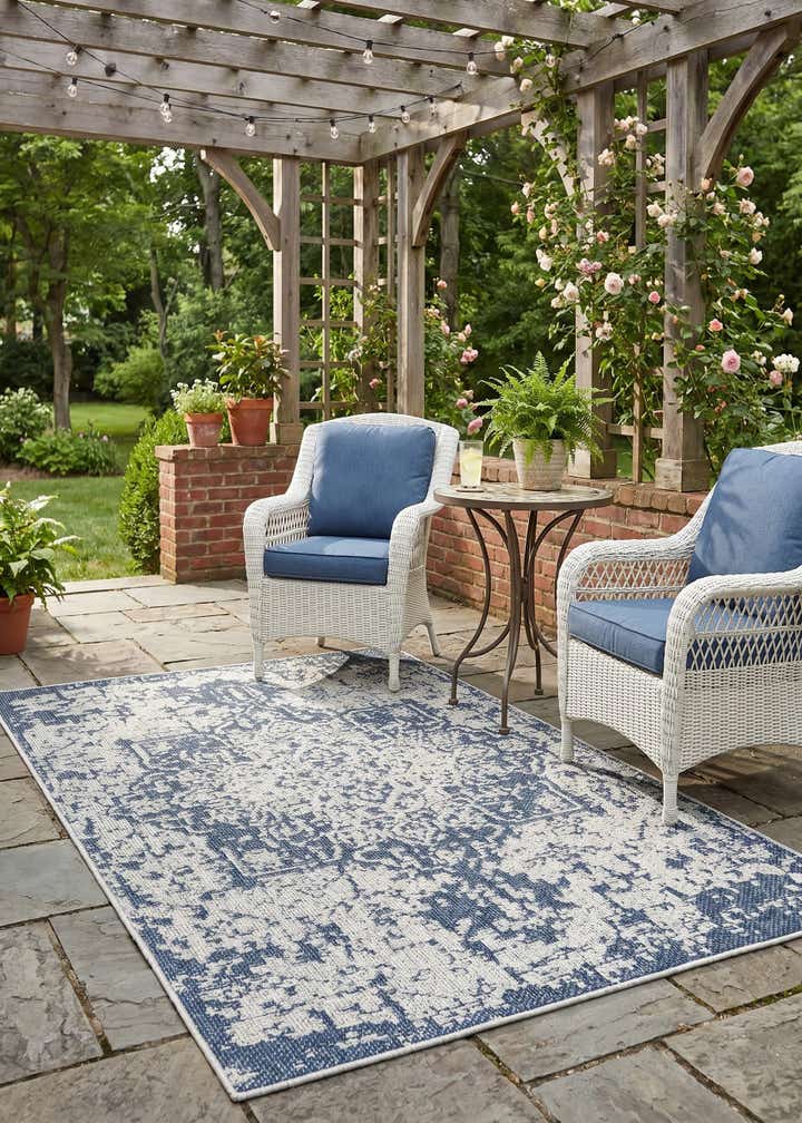 4' 1 x 6' 1 Easy-Clean Traditional Indoor / Outdoor Rug