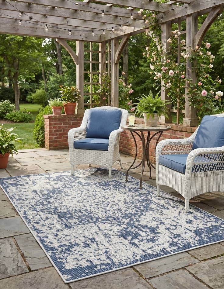 Detail image of 4' 1 x 6' 1 Easy-Clean Traditional Indoor / Outdoor Rug