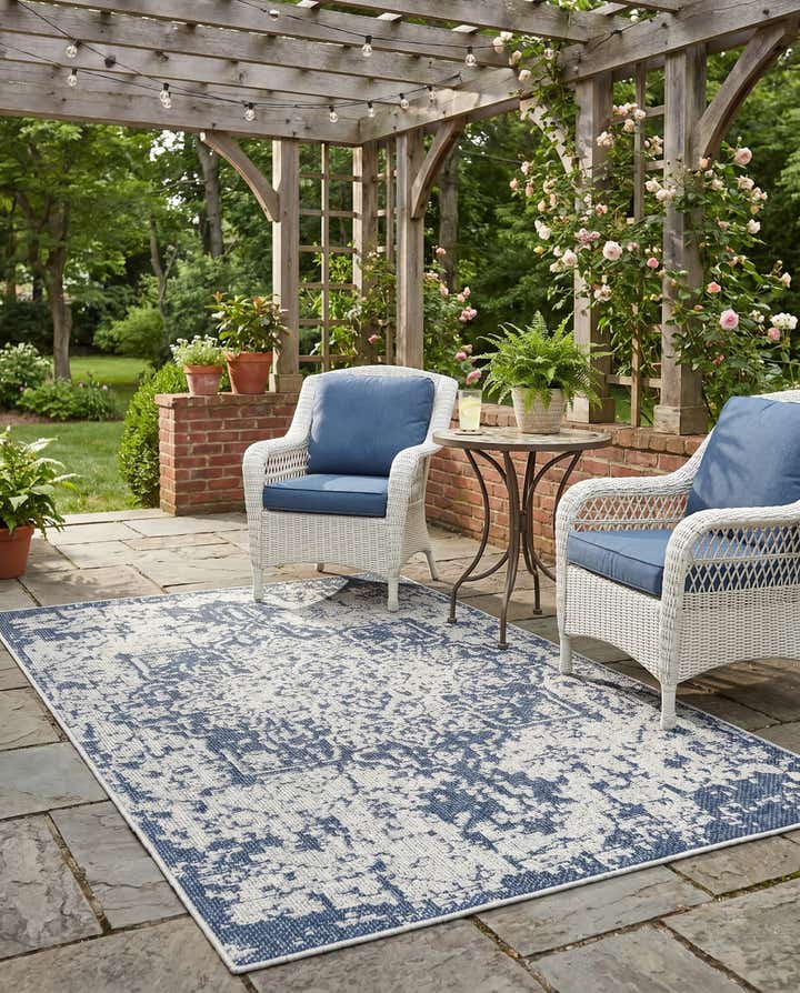 4' 1 x 6' 1 Easy-Clean Traditional Indoor / Outdoor Rug