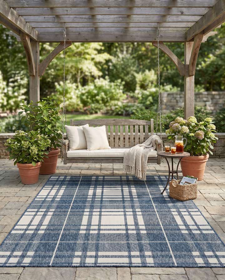 5' 3 x 8' Easy-Clean Checkered Indoor / Outdoor Rug