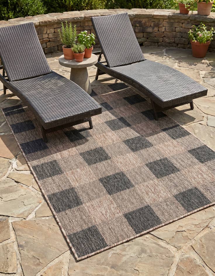 Detail image of 4' x 6' Easy-Clean Checkered Indoor / Outdoor Rug