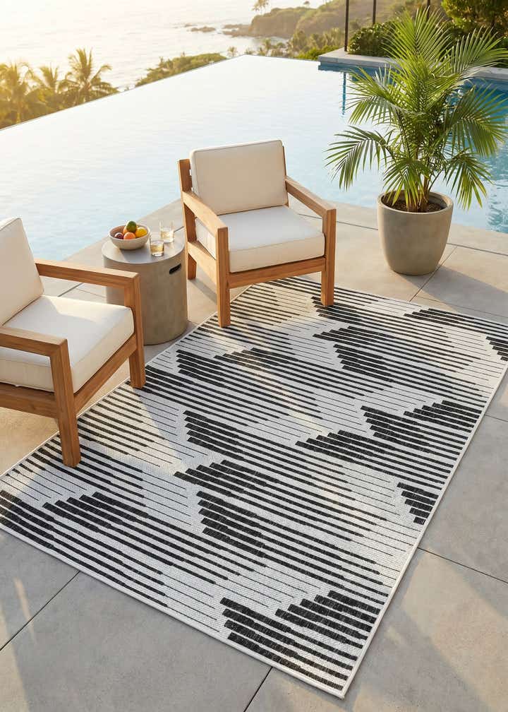 4' x 6' Easy-Clean Modern Indoor / Outdoor Rug