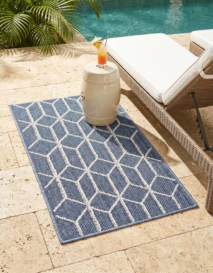 Detail image of 2' x 3' 1 Easy-Clean Trellis Indoor / Outdoor Rug