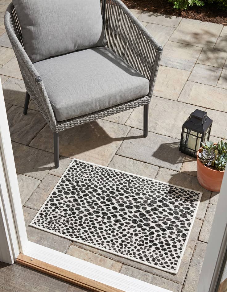 Detail image of 2' x 3' Easy-Clean Jill Zarin Cape Town Indoor / Outdoor Rug