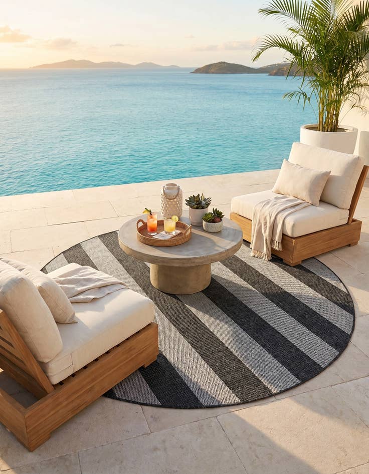 Detail image of 6' x 6' Easy-Clean Striped Indoor / Outdoor Round Rug