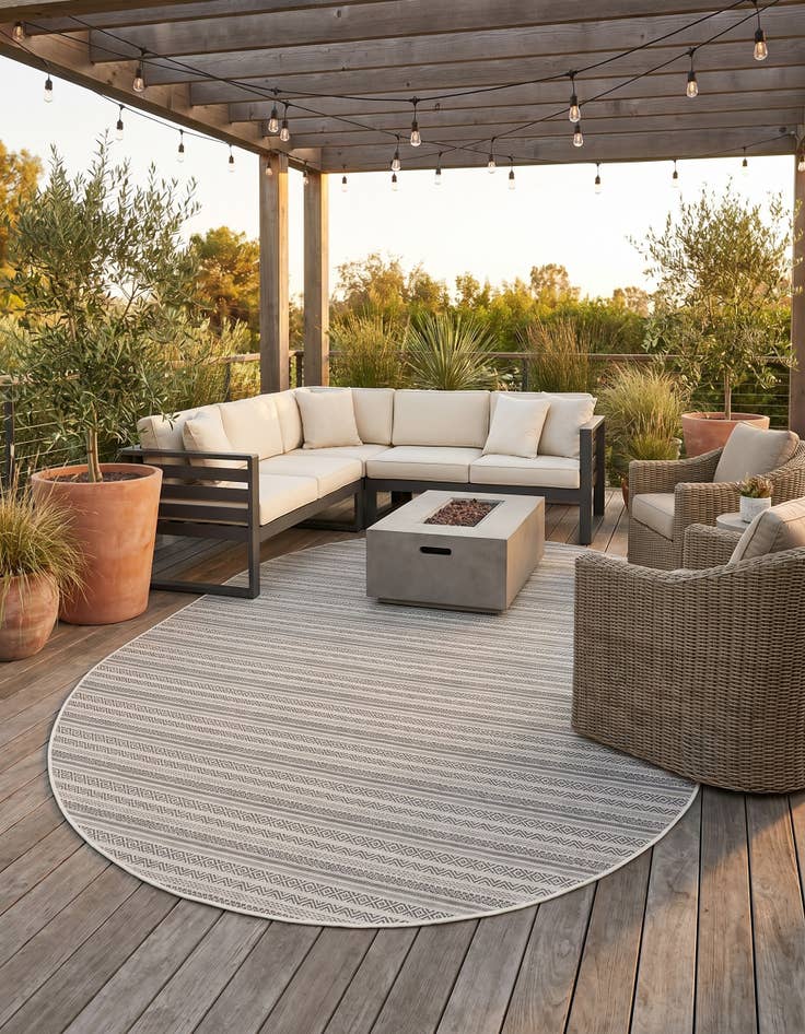 Detail image of 7' 10 x 10' Easy-Clean Ribbon Indoor / Outdoor Oval Rug