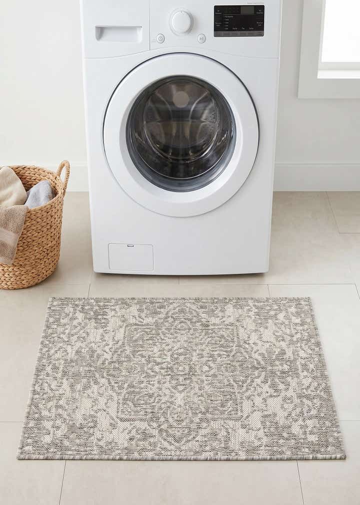 2' x 3' Easy-Clean Jill Zarin Dubai Indoor / Outdoor Rug