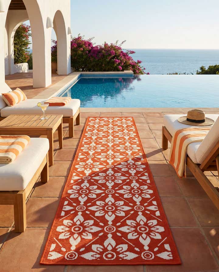 2' x 8' Easy-Clean Lattice Indoor / Outdoor Runner Rug