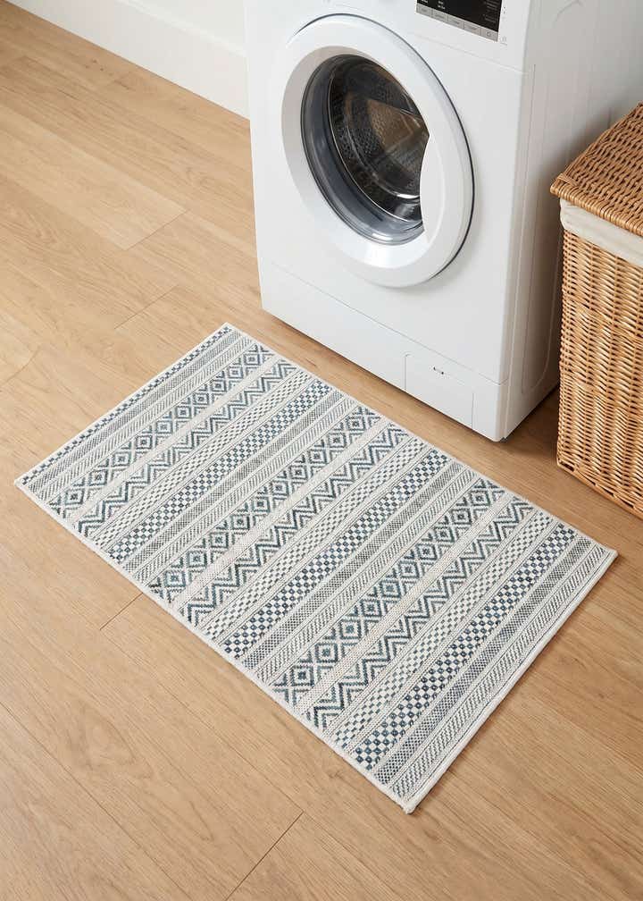 2' x 3' Easy-Clean Striped Indoor / Outdoor Rug