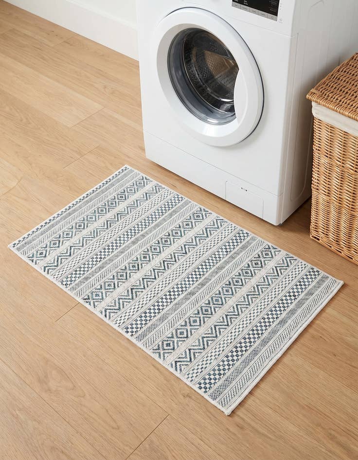 Detail image of 2' x 3' Easy-Clean Striped Indoor / Outdoor Rug
