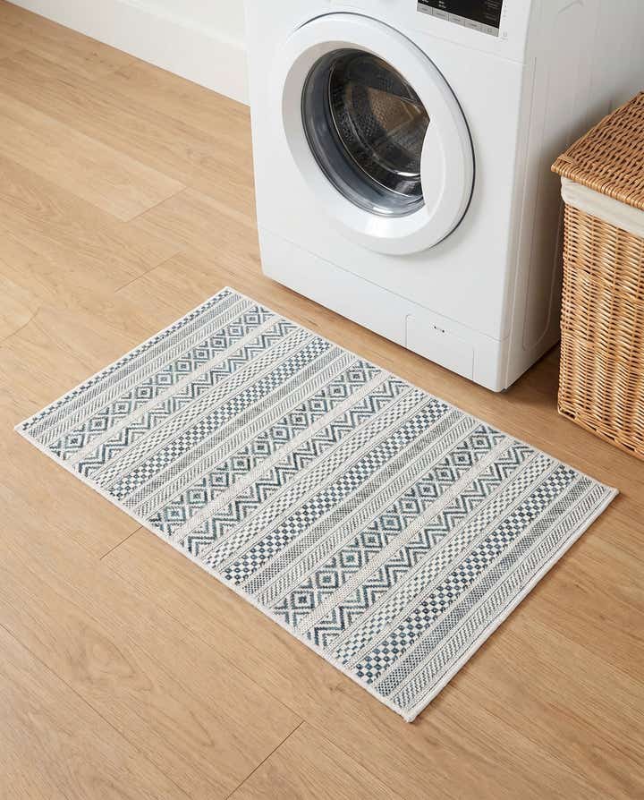 2' x 3' Easy-Clean Striped Indoor / Outdoor Rug