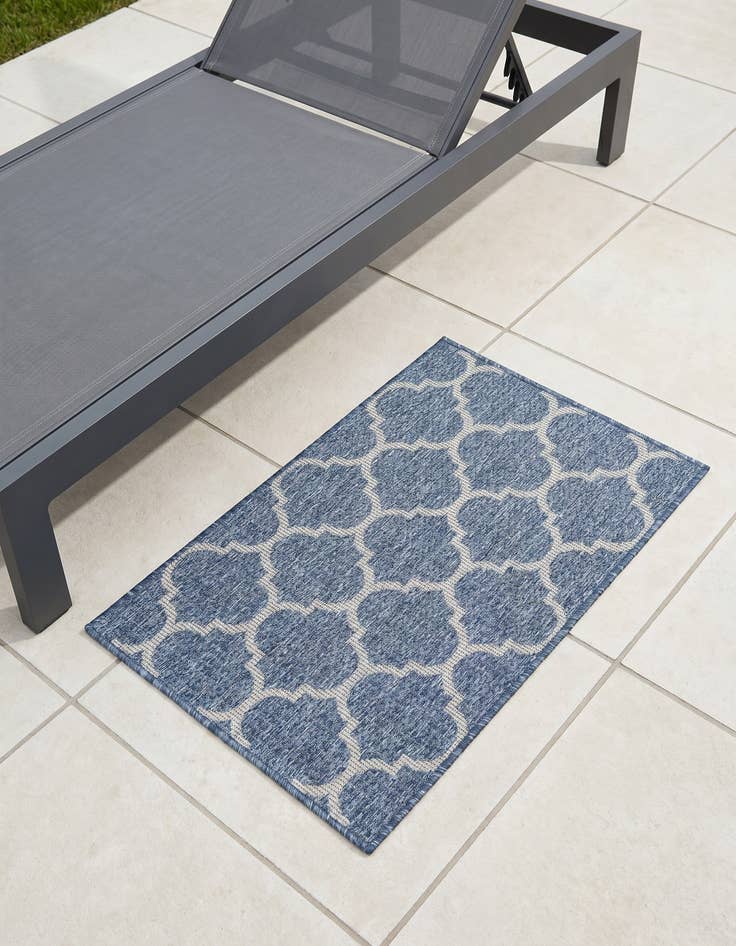 Detail image of 2' x 3' Easy-Clean Lattice Indoor / Outdoor Rug