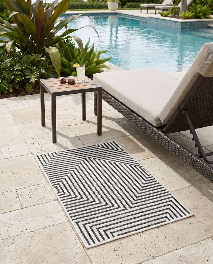 2' x 3' Easy-Clean Modern Indoor / Outdoor Rug